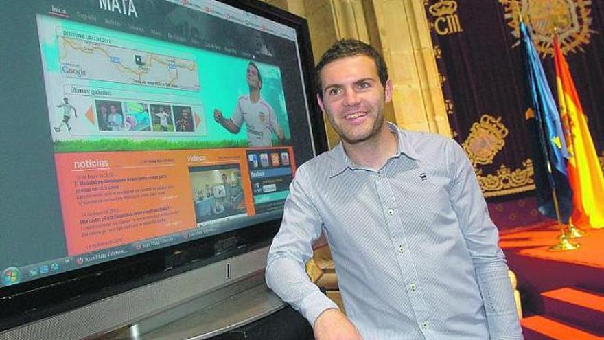 Juan Mata, ayer, en el salón Covadonga del Hotel de la Reconquista, ante la página de inicio de su web.