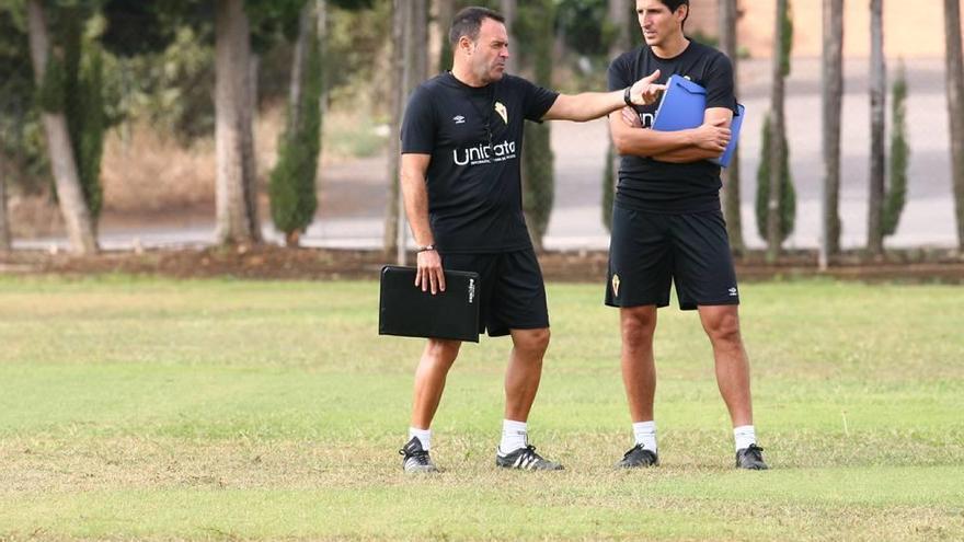 Salmerón habla con su segundo, David Karanka, sobre el maltrecho césped de Cobatillas.