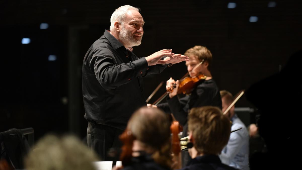 Los actores que interpretaban al director y al violinista imitaban a dos profesionales que estaban en el plató.