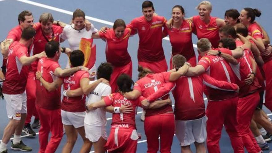 El equipo nacional celebra su vuelta a la elite mundial del tenis.