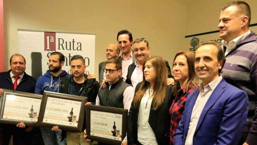 Colaboradores en la ruta enogastronómica con los tres ganadores del concurso.