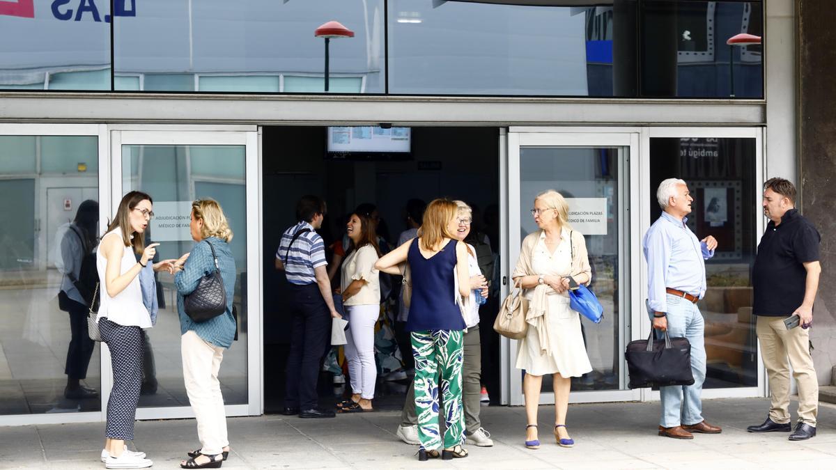 Varios de los aspirantes a las plazas de Medicina de Familia y Pediatría, este miércoles, durante uno de los llamamientos en el Salud.