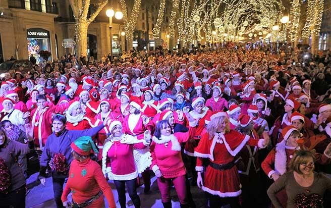 Hunderte Weihnachtsmänner tanzen in Palma