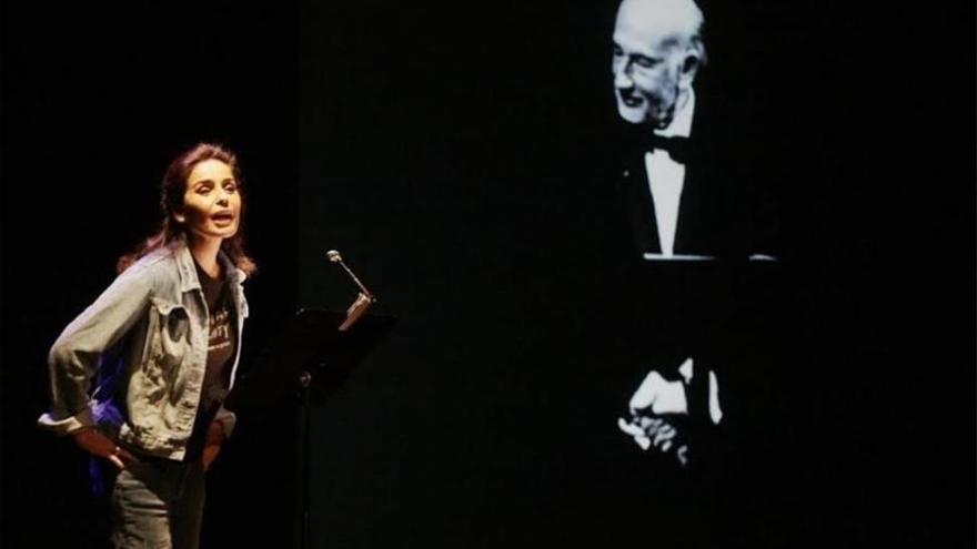 Blanca Marsillach rinde homenaje a su padre ante escolares cordobeses