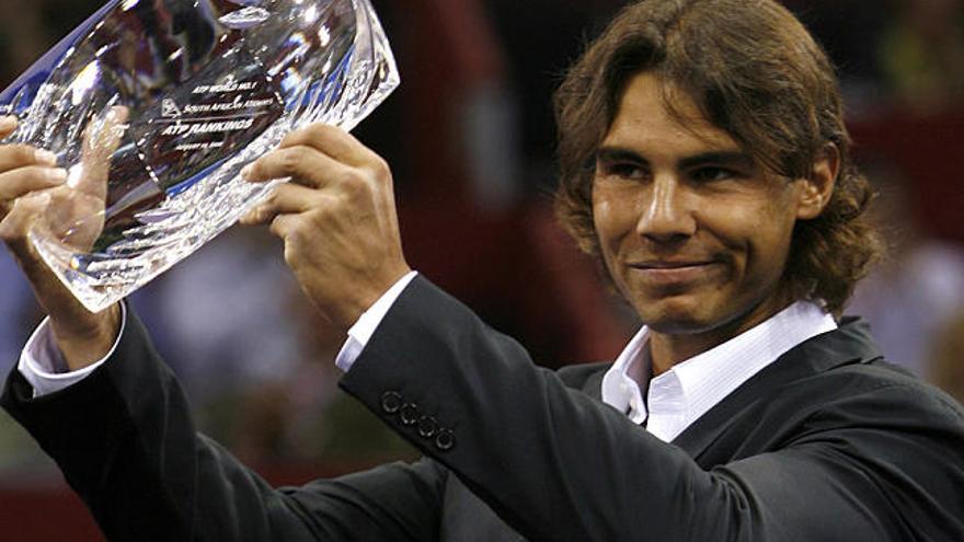 Nadal. El tenista español muestra el trofeo que le acredita como número uno del mundo.
