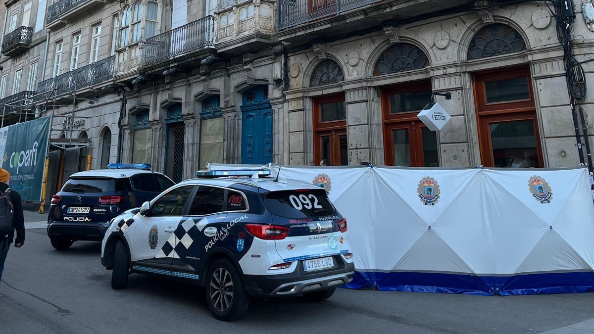 La zona donde falleció la mujer, precintada por la Policía Local.