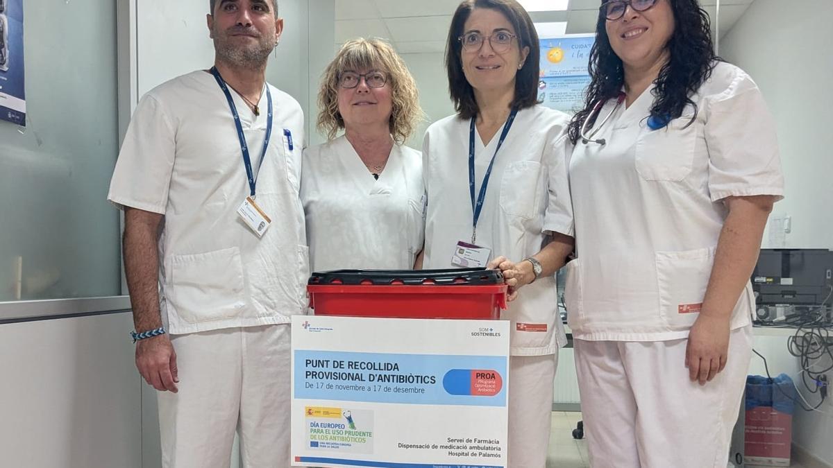 Professionals de l'hospital de Palamós amb el punt de recollida.