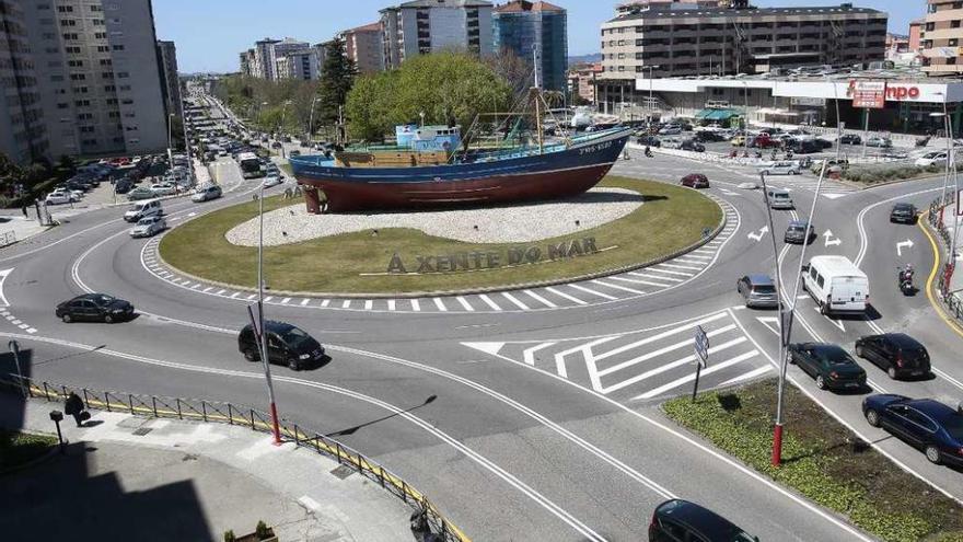 Vista de la &quot;turboglorieta&quot; de la avenida de Castelao instalada el pasado mes de marzo. // Adrián Irago