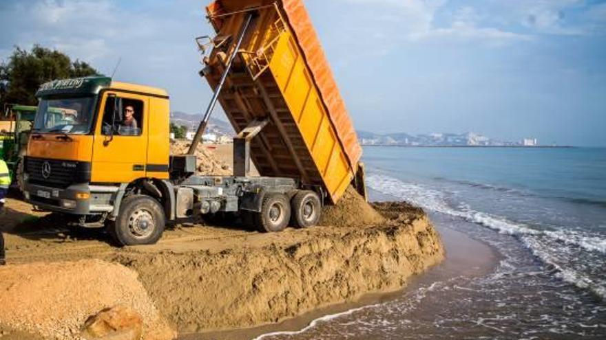 Los vecinos se rebelan contra la erosión de las playas del sur de Cullera -  Levante-EMV