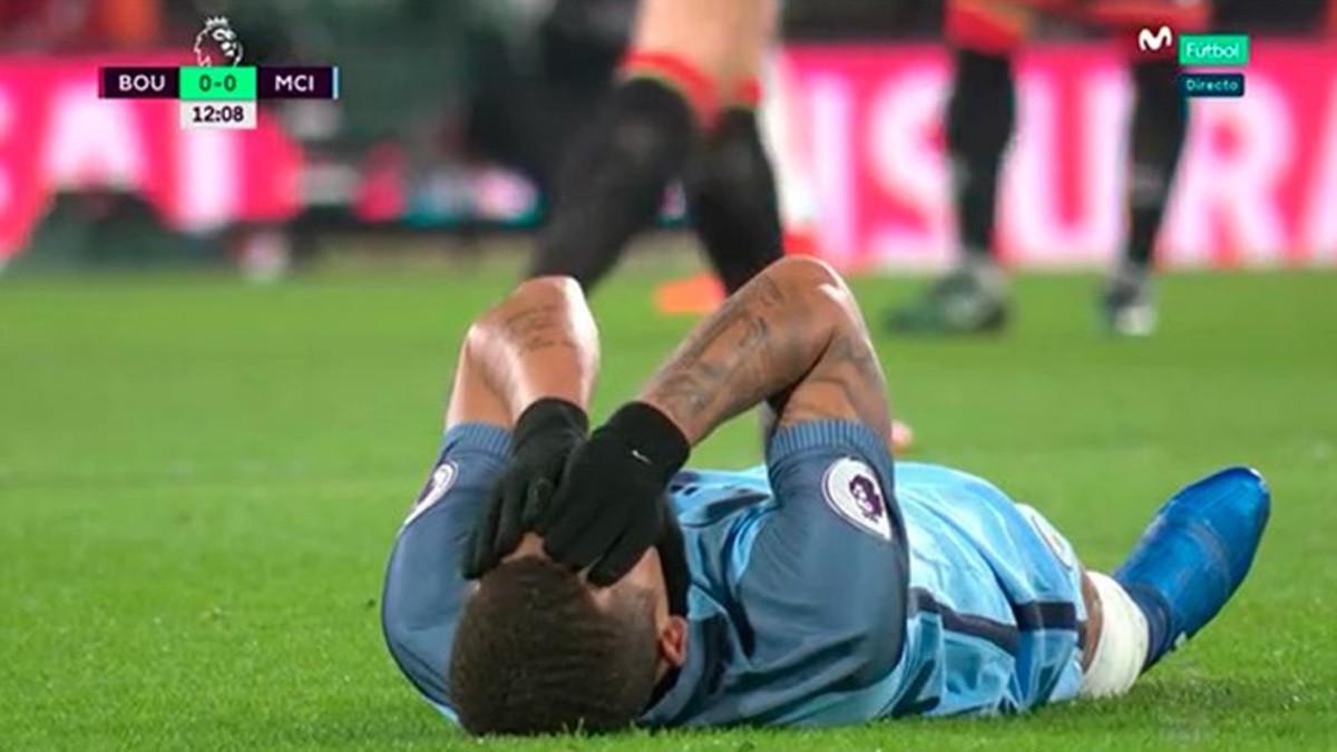 Gabriel Jesus mostró claros síntomas de dolor sobre el césped