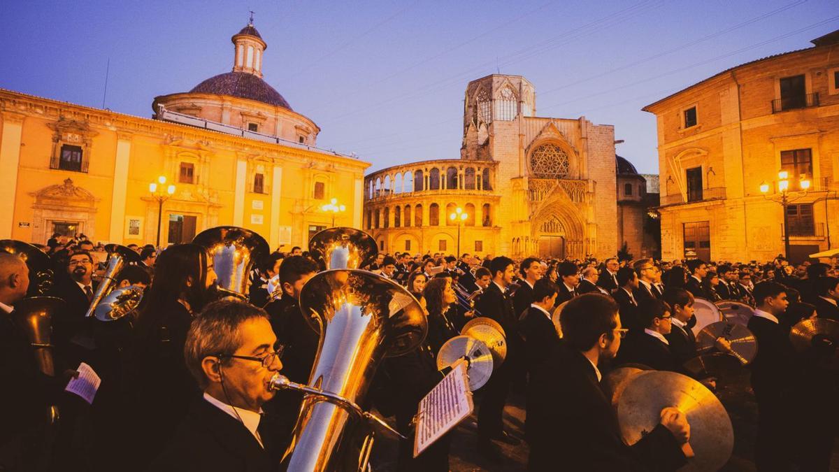 La celebració de Santa Cecília 
el 2019 va concentrar 500 
música en la plaça de la Verge 
de València.  FSMCV