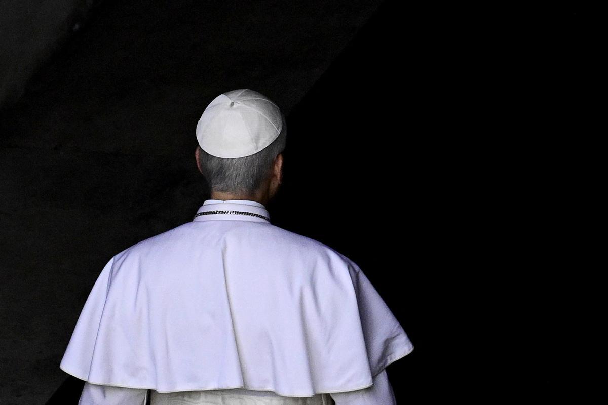 El papa León XIV reza su primer Regina Caeli en la Basílica de San Pedro