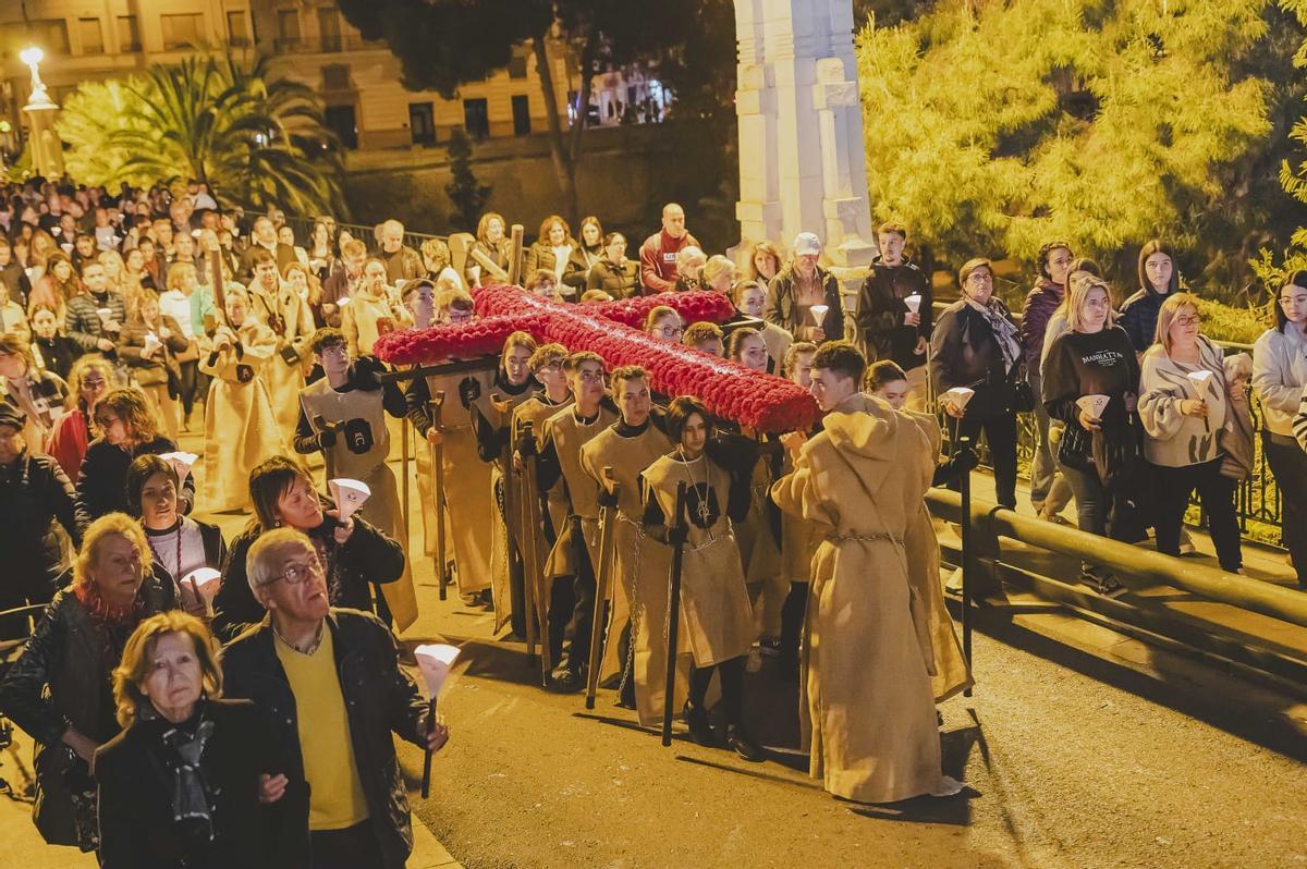 Un baño de devoción al Cristo de Zalamea en Elche Un baño de devoción al Cristo de Zalamea en Elche