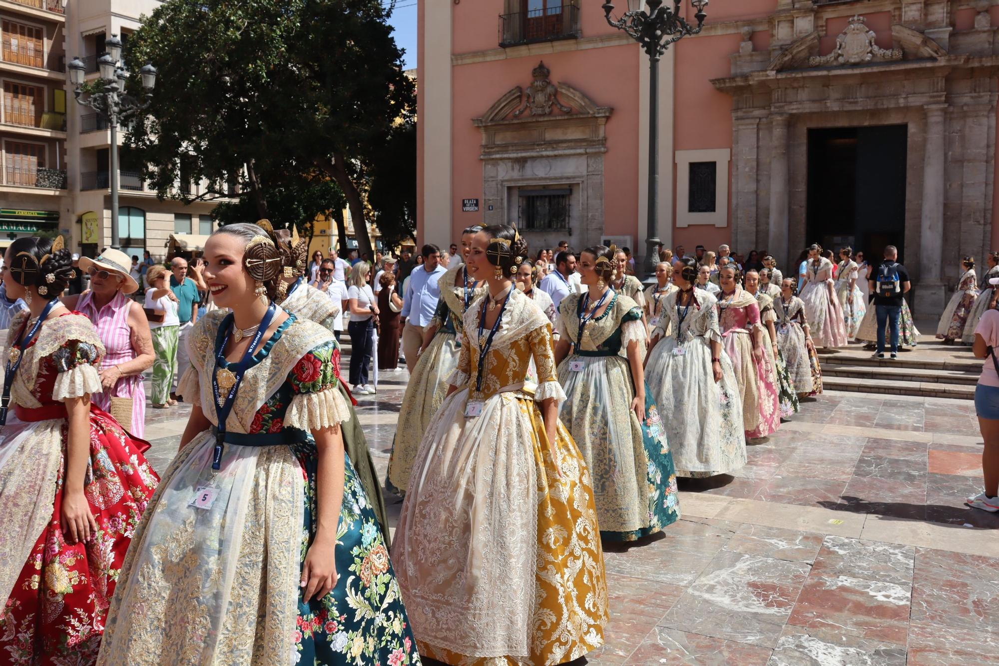 Baño de multitudes de las candidatas a Fallera Mayor de València 2025