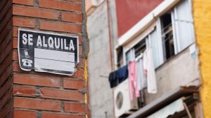 Archivo - Un cartel de Se Alquila en un edificio de viviendas