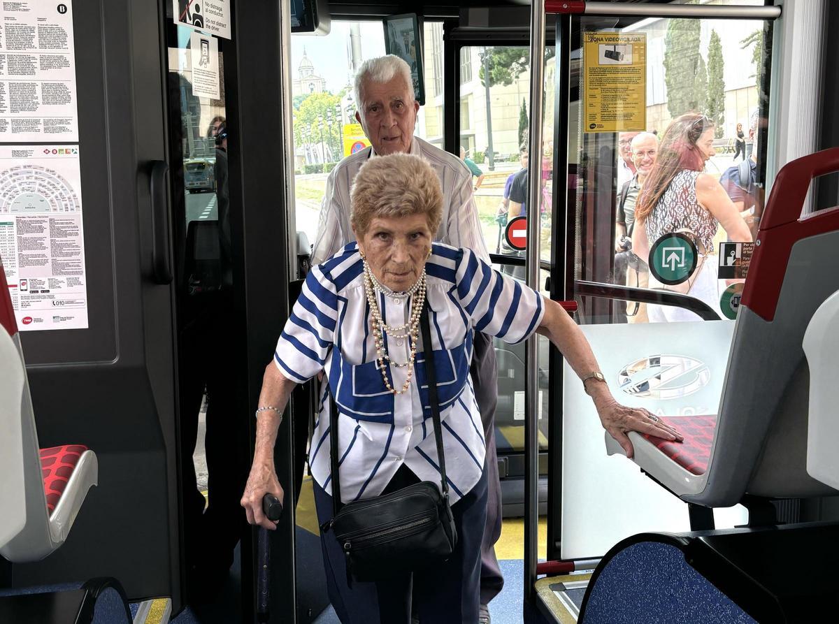 Joana y Lluís, los dos primeros viajeros del nuevo bus de hidrógeno de TMB, este lunes