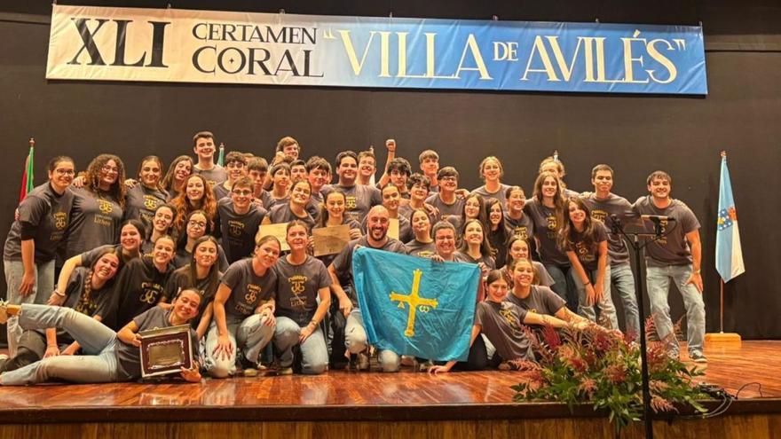 El coro, perteneciente a la familia de «El León de Oro», que se impuso en el certamen coral de Avilés.  | MARA VILLAMUZA