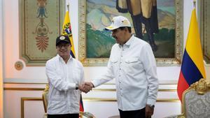 El presidente de Colombia, Gustavo Petro (i), estrecha la mano del presidente de Venezuela, Nicolás Maduro (d), durante una reunión este martes en el Palacio de Miraflores, en Caracas (Venezuela).