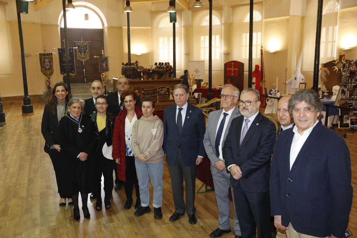 De izquierda a derecha, Alejandra González Roque (Vox); María Romaní García y Graciano Maújo (Resucitado); Rebeca Repiso (Santo Entierro); Paloma Frechilla (Santo Entierro); Luis Alberto Sierra (Resucitado);  Soraya Repiso (Santo Entierro), el Alcalde, Alfredo Canteli; el presidente de la Junta de Hermandades, Carlos González; el concejal de Turismo, Alfredo García Quintana; Marino Miguel (Boriquilla) y Felipe Díaz-Miranda (Resucitado).