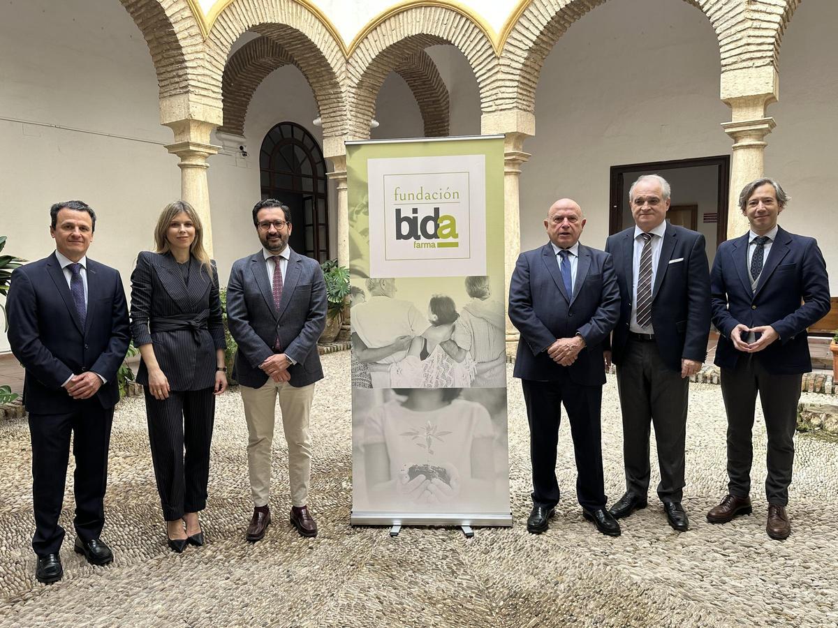 Representantes del Imibic y de Fundación Bidafarma firman el convenio de colaboración.