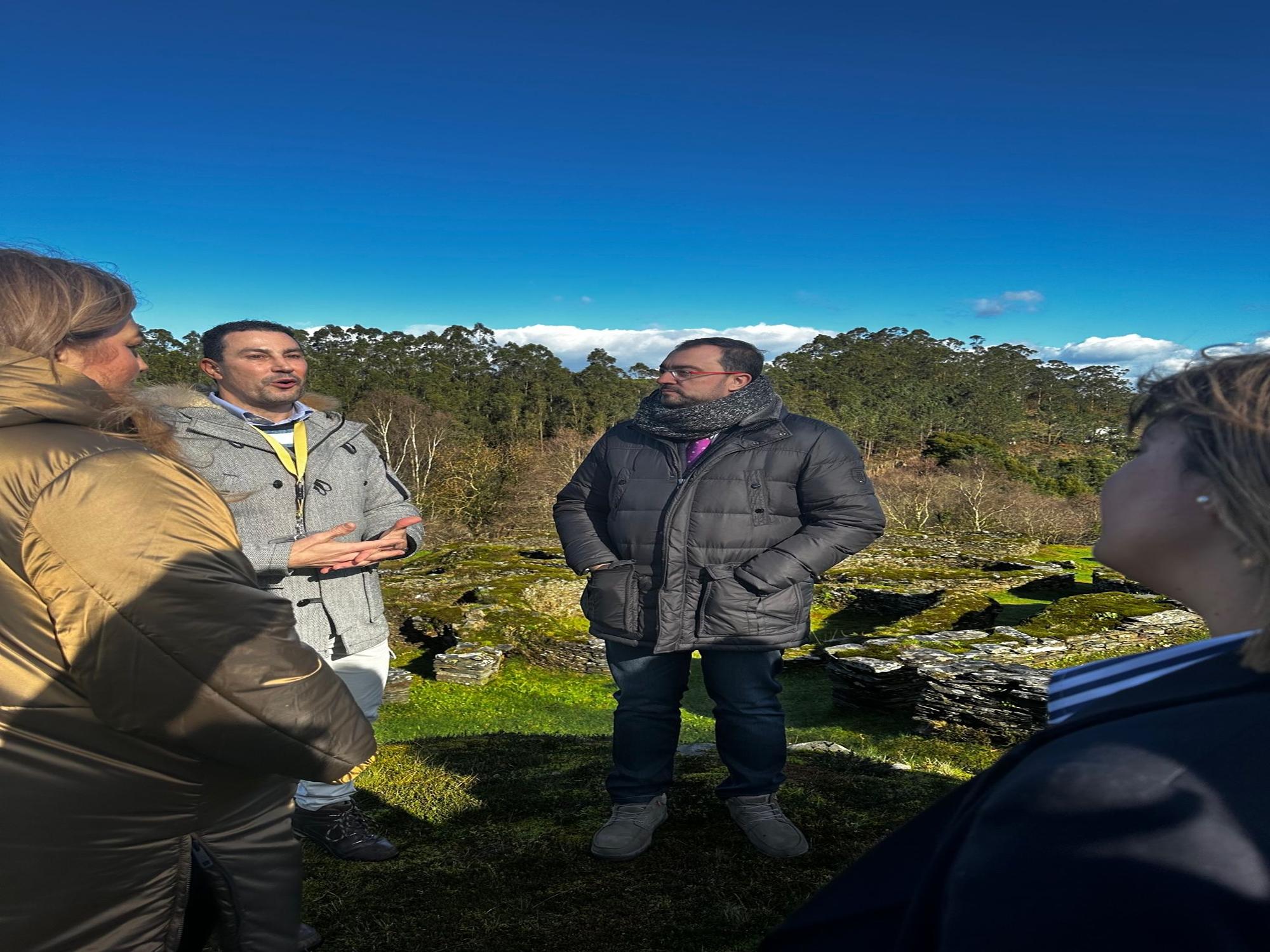 Visita institucional al emblemático castro de Coaña, de la Edad del Hierro