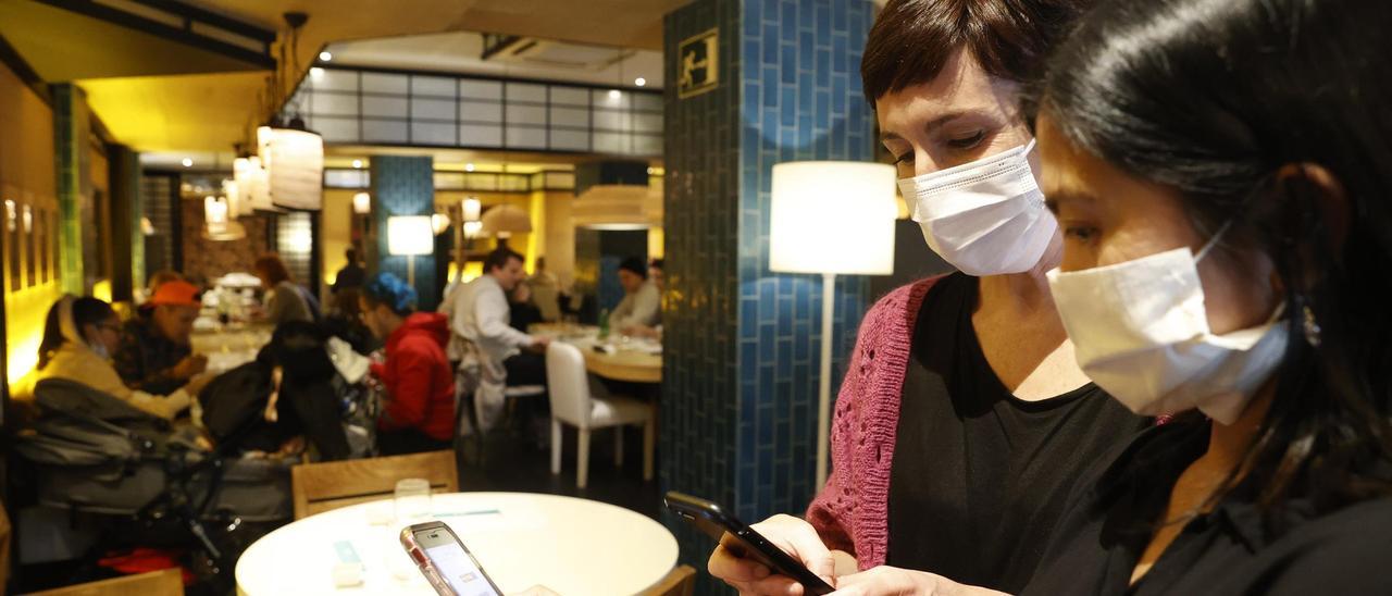 Comprobación de un pasaporte Covid en un restaurante.