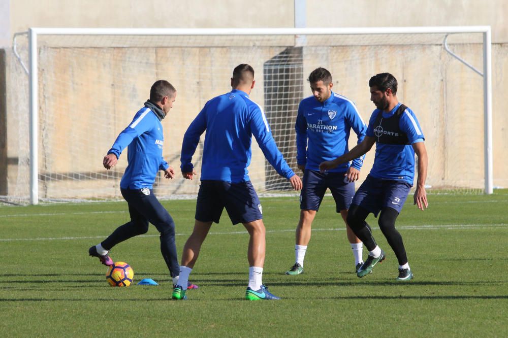 La primera plantilla, con la ausencia de Carlos Kameni y la visita del exmalaguista Juanmi, vuelve al trabajo tras las vacaciones de Navidad bajo las órdenes de Marcelo el ''Gato'' Romero.