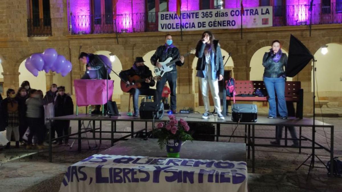 Alumnos de la Escuela de Música Duquesa Pimentel se sumaron a la celebración con la interpretación de un emblemático tema. | E. P.