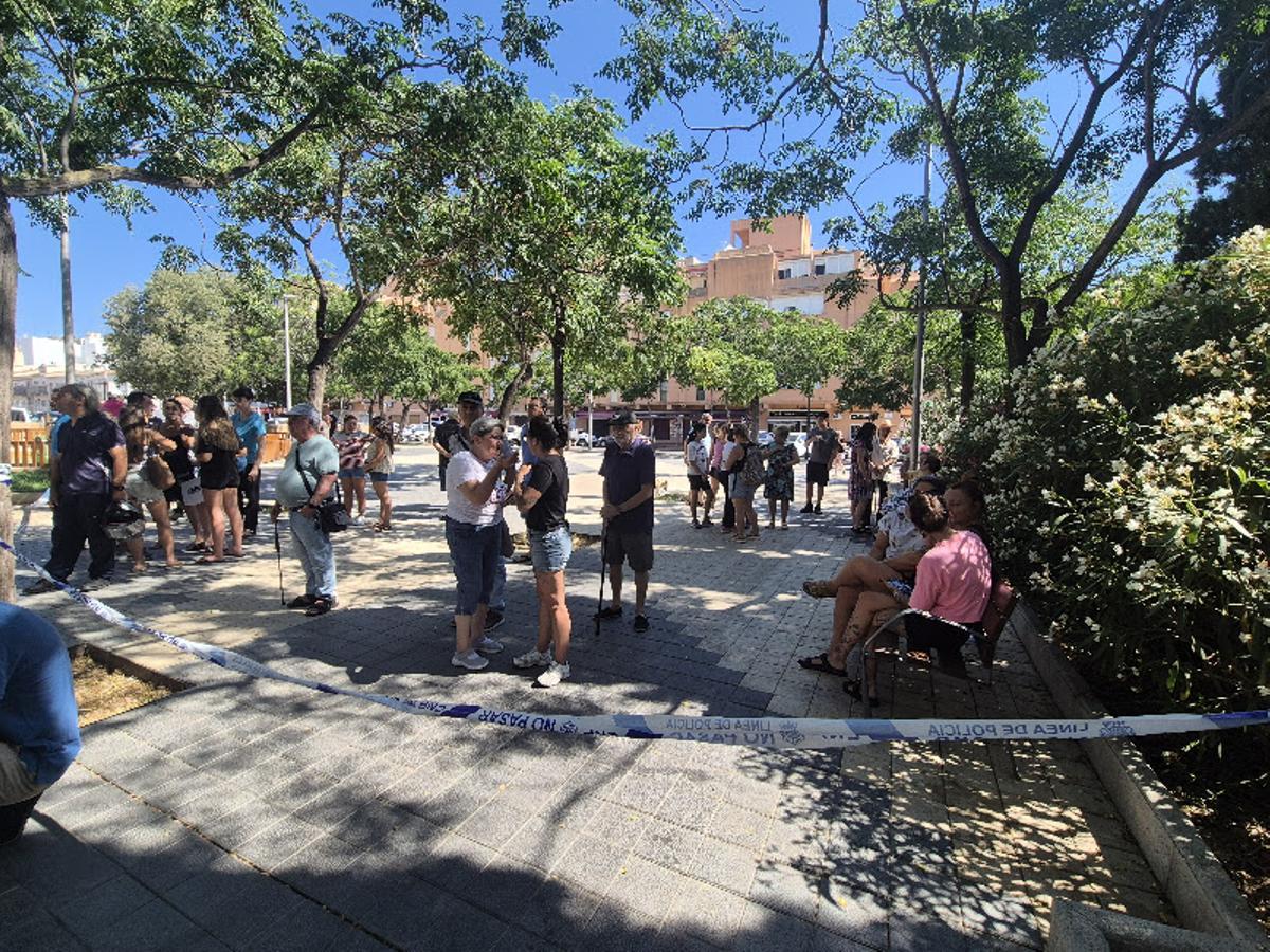 Vecinos afectados por el incendio, en la plaza Taner.