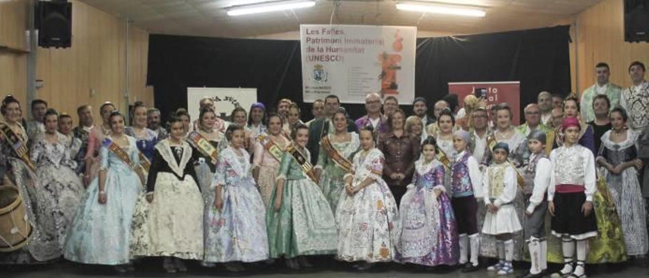 una celebración histórica para inmortalizar en imágenes.Acto en el Gran Teatre.Las falleras mayores encienden la «mascletà».Falleras mayores, corporación y Muñoz brindan por el título.Desfile de las reinas josefinas y presidentes de las 35 comisiones alcireñas.Acto de celebración llevado a cabo ayer en Sueca. f víctor tomàs