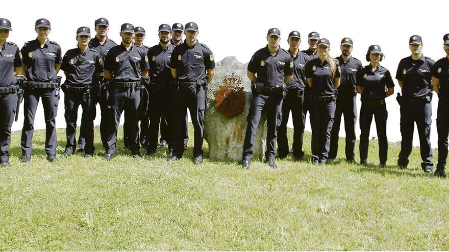 Policías nacionales en prácticas, junto a algunos de sus mentores, en la comisaría de Vigo. // María R. Arias