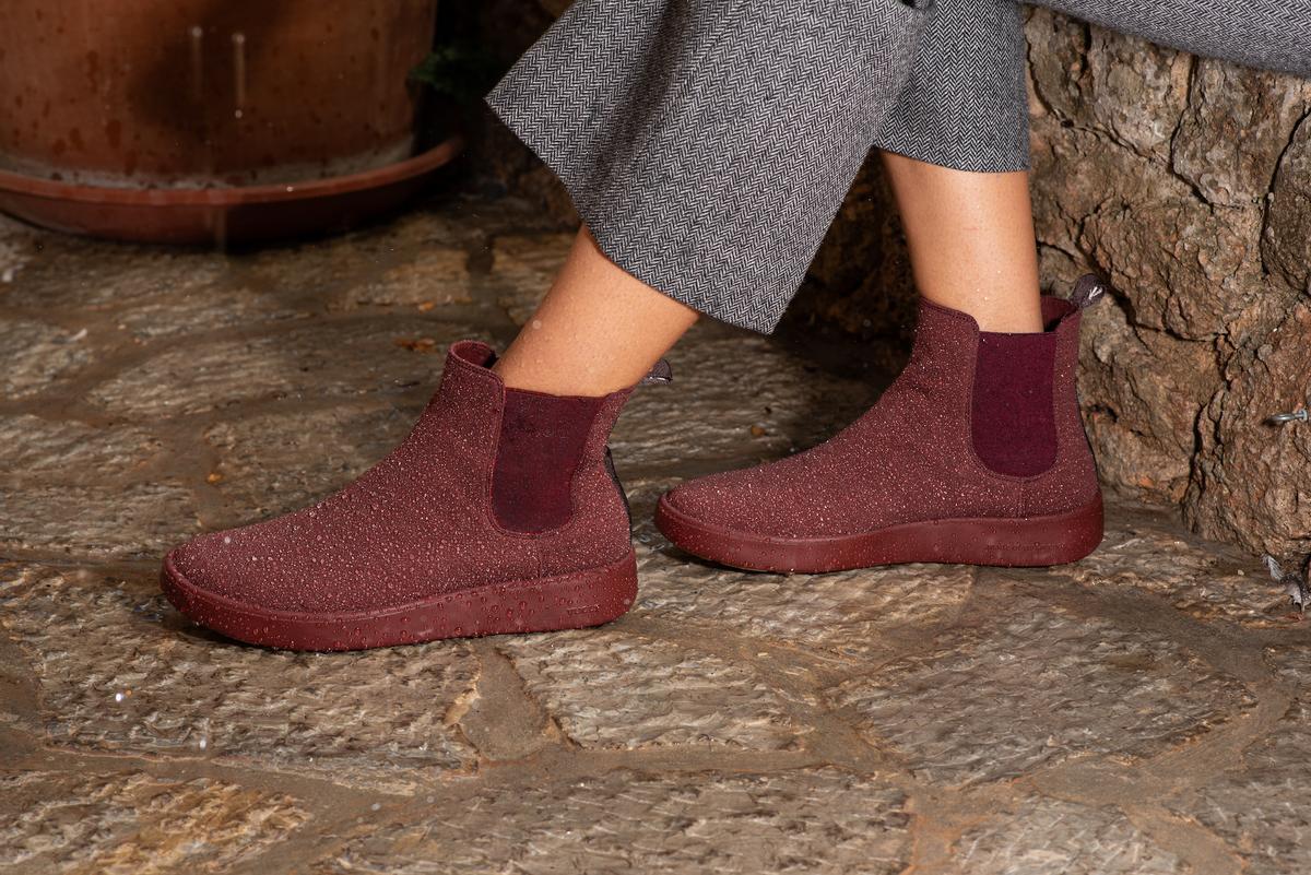 El burdeos, uno de los colores en los que se fabrican las botas Chelsea para mujer.