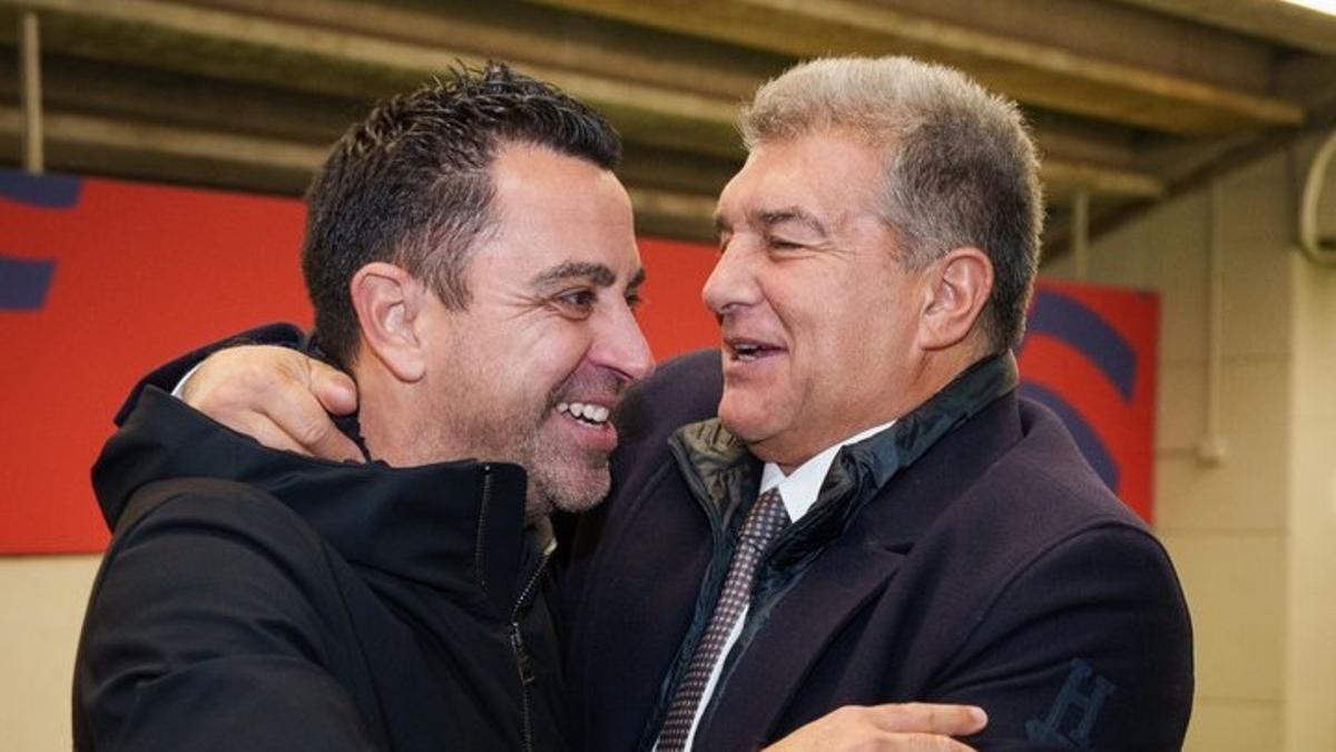 Laporta felicita a Xavi tras meter al Barça en octavos de final de la Champions.