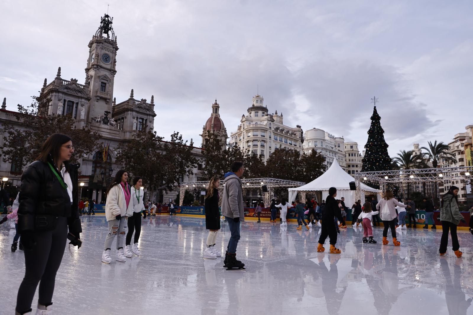 Así luce la pista de hielo de la plaza del Ayuntamiento de València