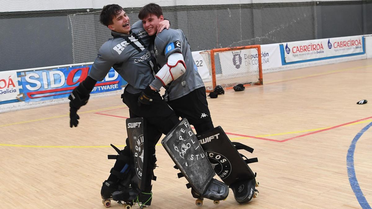 Iago López, izquierda, celebra el campeonato de España Juvenil con Álvaro Ramírez en 2022.