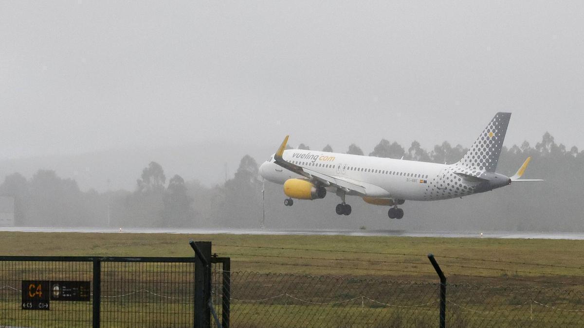 Un avión de Vueling aterrizando en el aeropuerto Rosalía de Castro de Santiago