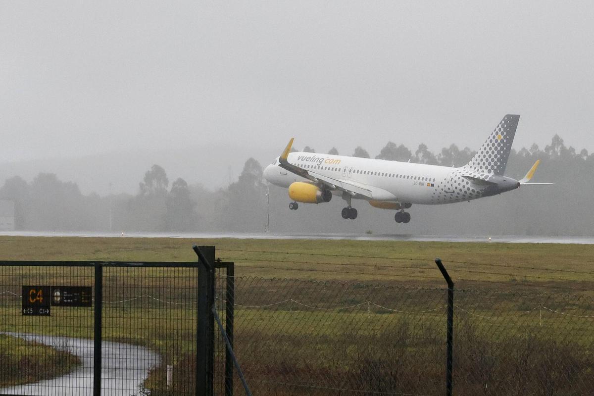 Un avión de Vueling aterrizando en el aeropuerto Rosalía de Castro de Santiago