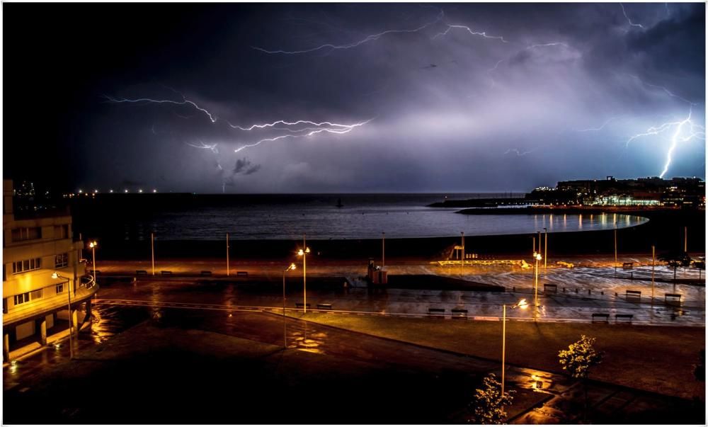 Las imágenes de los rayos que cayeron ayer en la costa de Gijón.