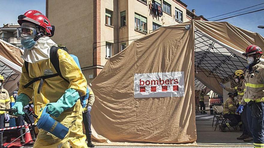 Desplegament dels Bombers per fer la desinfecció als pisos de la residència Sagrada Família, ahir al matí