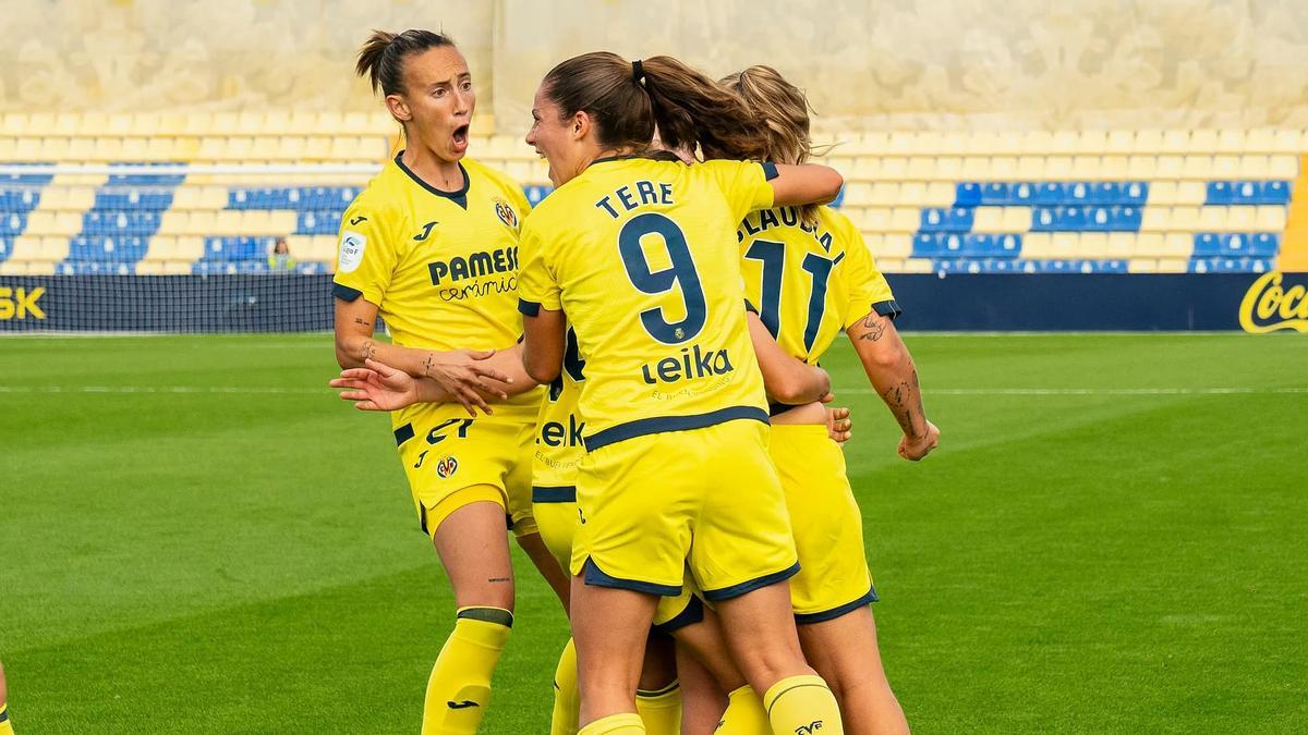 Claudia, felicitada por sus compañeras tras el gol