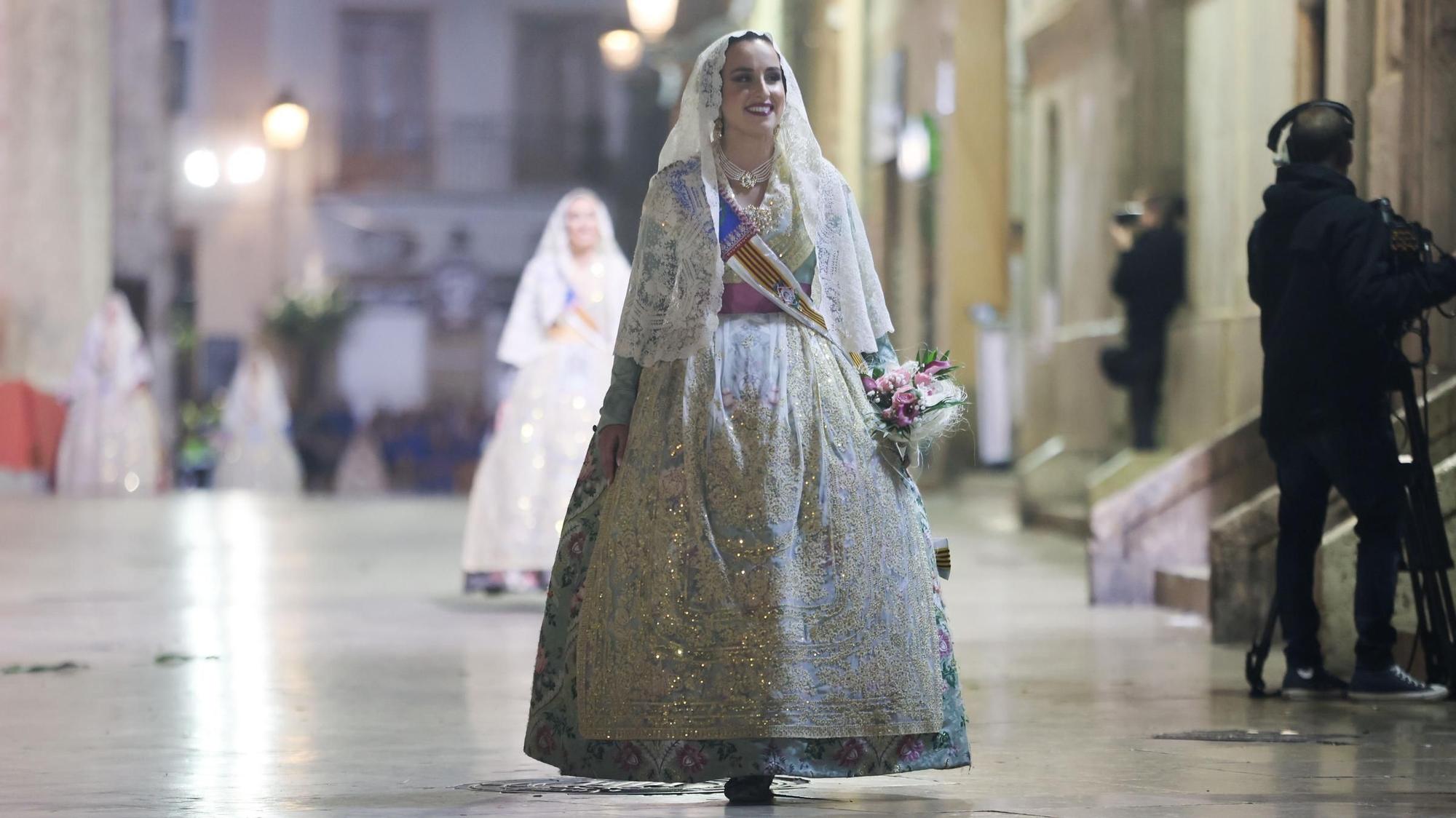 La fallera mayor de Valencia, María Estela Arlandis, ofrenda a la Virgen