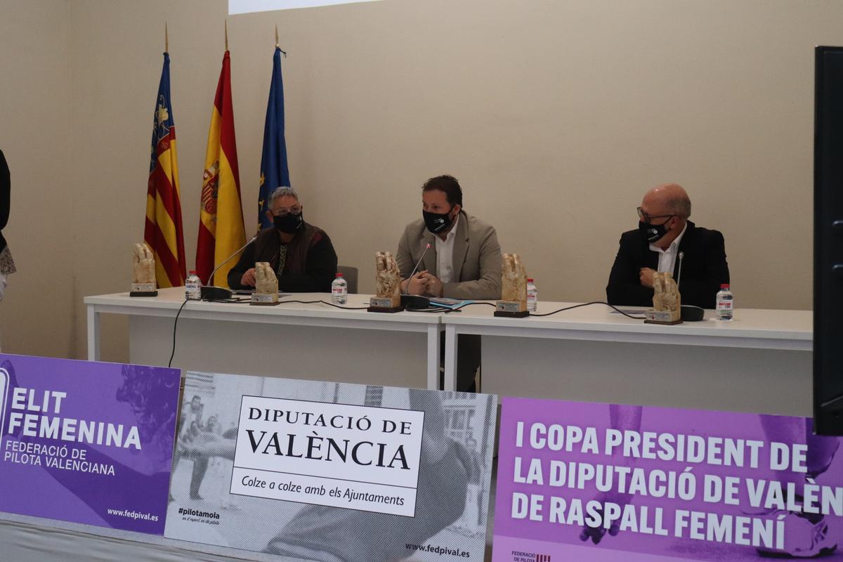 Autoritats durant la presentació de la Copa President Diputació València.
