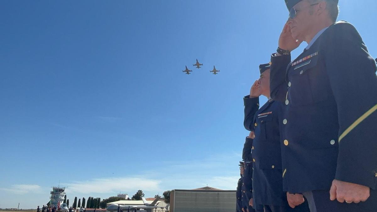 Los aviones F-5 surcan el cielo sobre la Base Aérea de Talavera la Real (Badajoz) durante el homenaje por las 300.000 horas de vuelo.