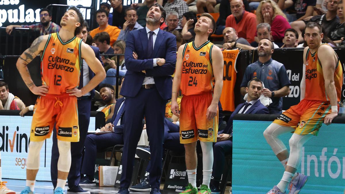 Jonah Radebaugh, Álex Mumbrú, Martin Hermannsson miran el videomarcador en el partido ante el Baskonia