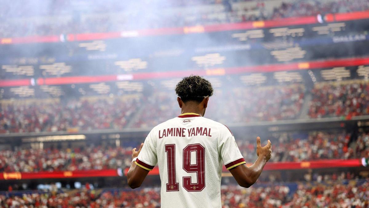 Lamine Yamal abandona el campo cojeando tras el España - Francia