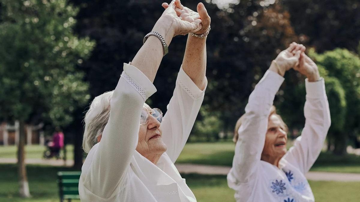 Dos mujeres practican actividades deportivas al aire libre.