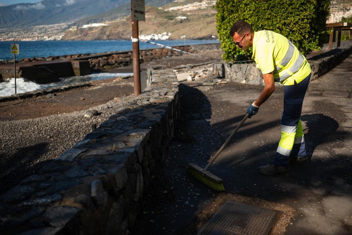 Un operario limpia la playa de Radazul tras el paso de Therese.