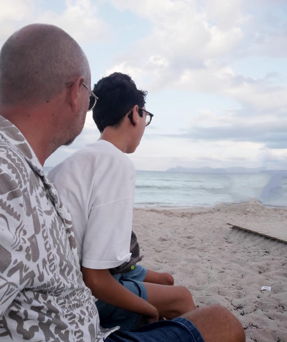 David y Oriol disfrutando de un día de playa.