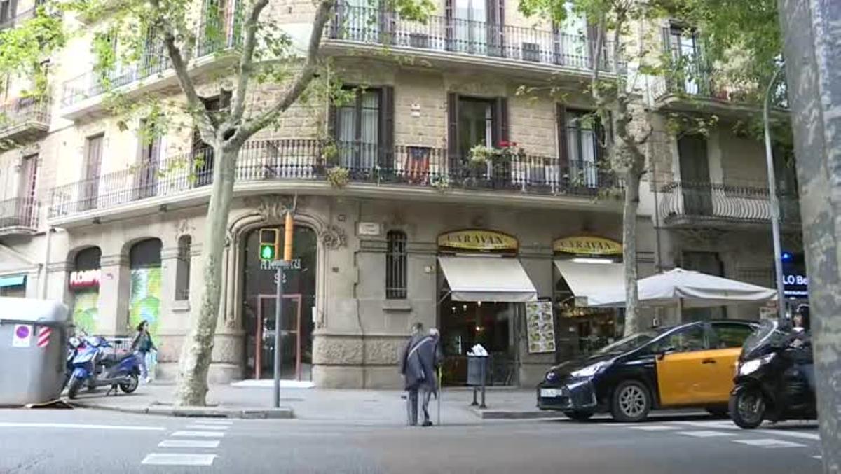 Investigan si la muerte del propietario de un bar del Eixample de Barcelona, cuyo cadáver ha sido hallado esta mañana.