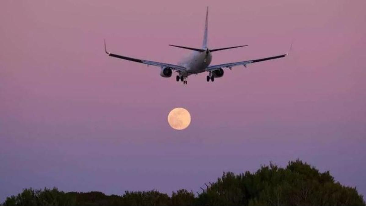 Un avión en plena maniobra de aproximación al aeropuerto de Palma pasa por encima de es Carnatge.